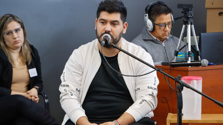 Ramiro hizo marcha atrás, sentí un sacudón, no entendía qué pasaba