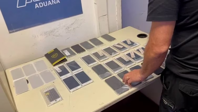 Los 26 teléfonos secuestrados están valuados en $4.675.978,40. Los 26 teléfonos secuestrados están valuados en $4.675.978,40.