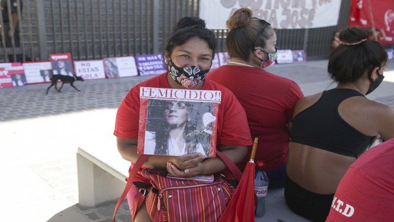 Familiares de María José, la víctima de femicidio de Cordón Colón, se movilizaron hasta la ciudad judicial.