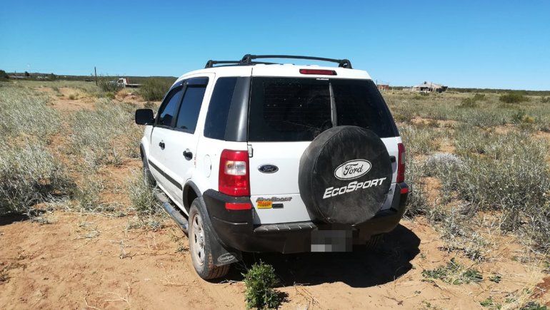 Cuatro de los demorados por la carrera ilegal de perros transitaban a bordo de una camioneta Ford EcoSport.