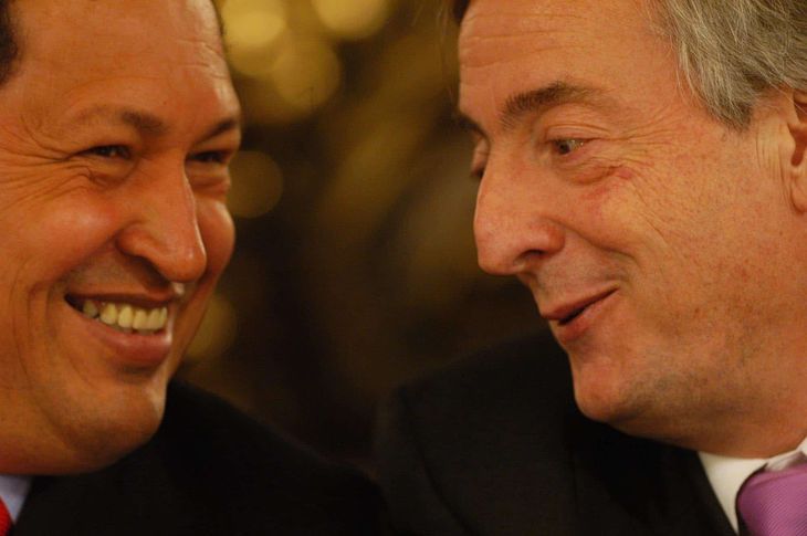 Los presidentes Néstor Kirchner y Hugo Chávez, socios en operaciones comerciales que nunca llegaron a buen puerto.  