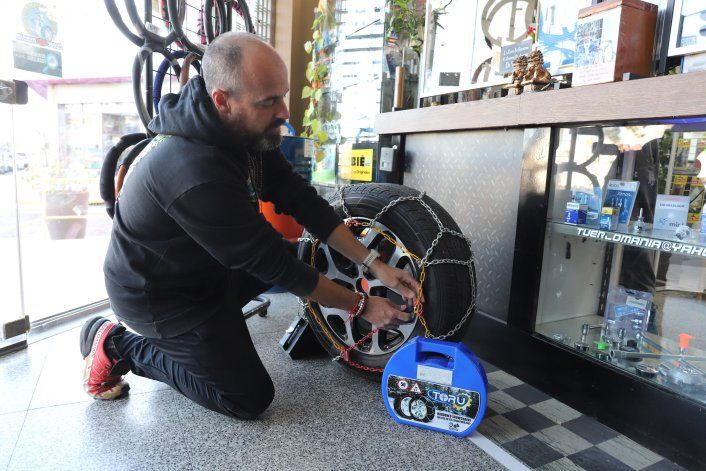 El local neuquino que desafía a la inflación y vende cadenas de nieve al mismo precio que en 2023