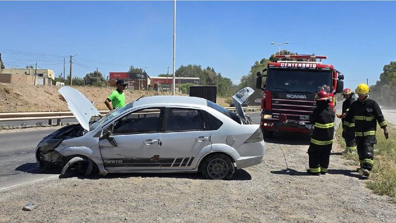 El vehículo Ford Fiesta quedó atravesado a la altura de la estación de servicio Puma en Centenario.