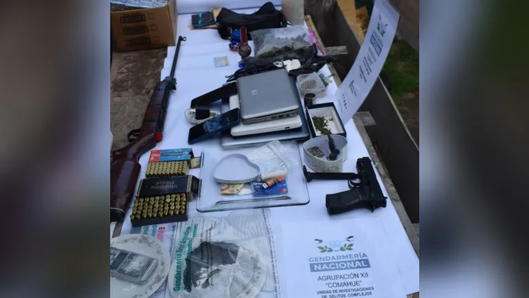 Gendarmería Nacional también allanó en Villa La Angostura en el marco de una causa por narcomenudeo. Gendarmería Nacional también allanó en Villa La Angostura en el marco de una causa por narcomenudeo.