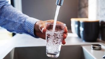 Qué significa que aparezcan burbujas en tu vaso: esto es lo que esconde este fenómeno Qué significa que aparezcan burbujas en tu vaso: esto es lo que esconde este fenómeno