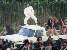 Tras la presentación, el presidente Donald Trump publicó un mensaje explosivo en sus redes sociales contra la performance del puertorriqueño. Tras la presentación, el presidente Donald Trump publicó un mensaje explosivo en sus redes sociales contra la performance del puertorriqueño.