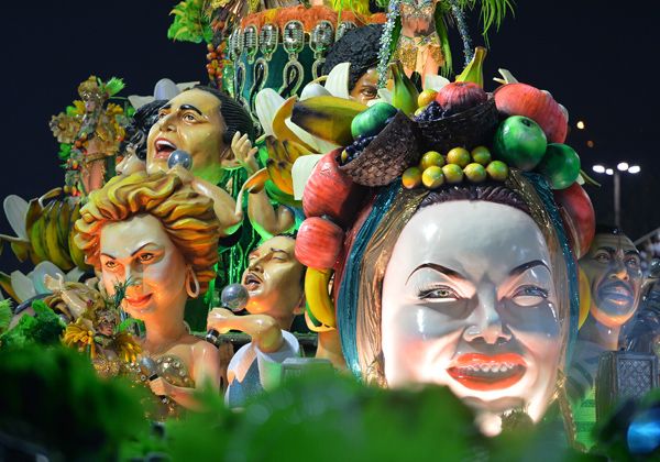 África, favelas e historia reinan en primera noche de carnaval
