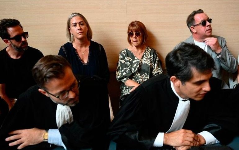 La mujer violada, con anteojos de sol, junto a sus hijos en tribunales. La mujer violada, con anteojos de sol, junto a sus hijos en tribunales.