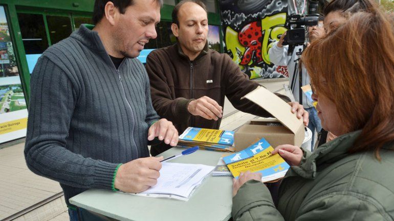 Funcionarios entregaron palitas a los vecinos de los barrios.