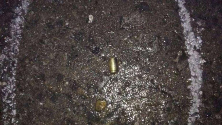 Una de las vainas halladas en el recorrido realizado por el policía detenido.