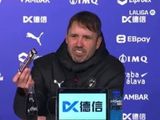 El increíble regalo que el Chacho Coudet le hizo a un periodista español en una conferencia de prensa