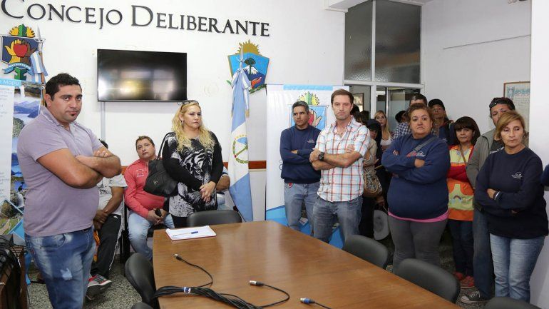 Ayer los municipales protestaron en el Deliberante y en el Municipio.