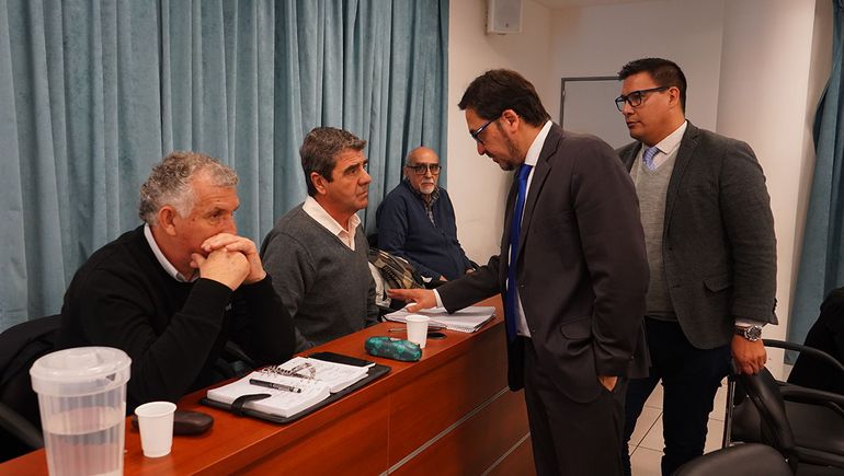 El defensor Fabián Flores (Luis Gallo) junto al exministro Abel Di Luca. El defensor Fabián Flores (Luis Gallo) junto al exministro Abel Di Luca.