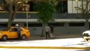 taxista y ciclista a las pinas en pleno centro de neuquen taxista y ciclista a las pinas en pleno centro de neuquen