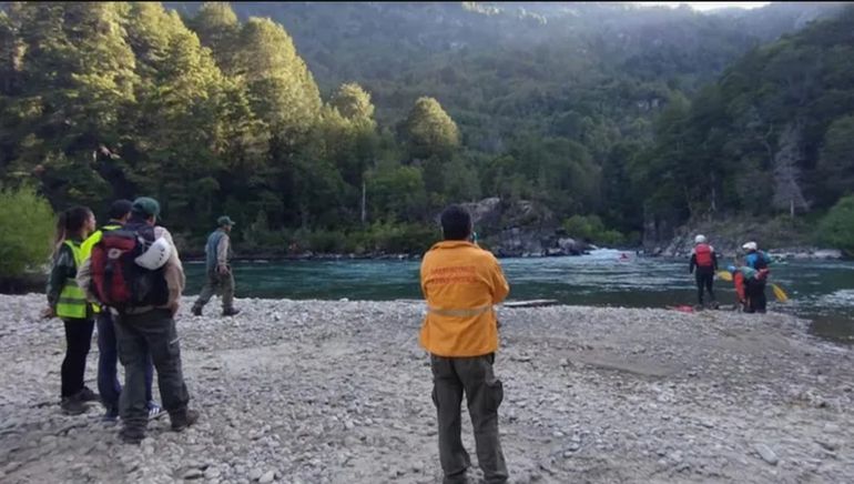 La búsqueda en el lugar en el que el joven de 23 años se metió al río Manso para refrescarse. 