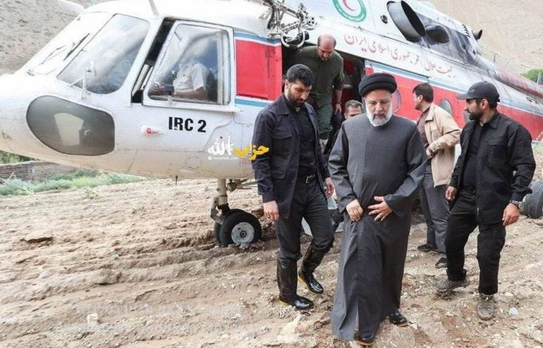 El presidente iraní, Ebrahim Raisi, junto al helicóptero oficial. El presidente iraní, Ebrahim Raisi, junto al helicóptero oficial.