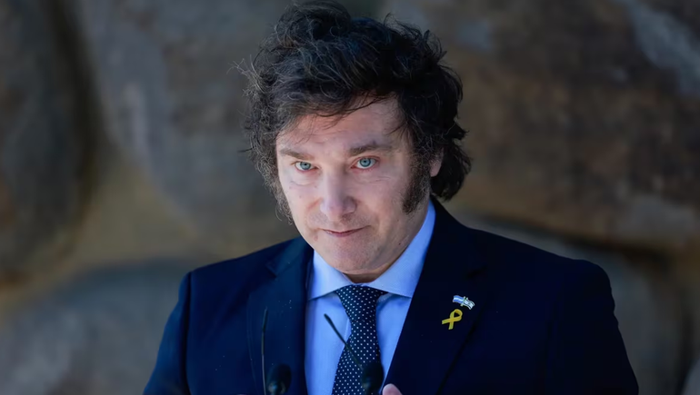 Javier Milei planea levantar el cepo a la venta de dólares en el segundo semestre. 
