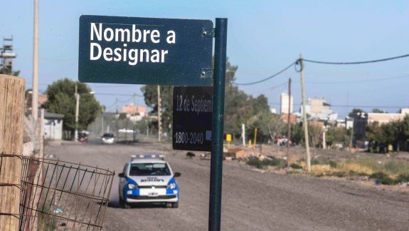 Si bien no hay un recuento oficial, se calcula que en la ciudad hay más de 160 calles sin nominación aprobada. Algunas llevan el cartel Nombre a designar.