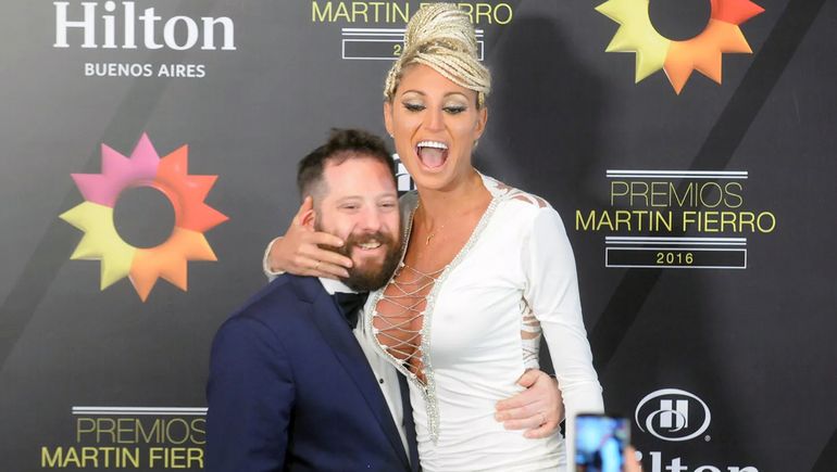 Jose Ottavis junto a Vicky Xipolitakis en la alfombra roja de los premios Martín Fierro de 2016. Jose Ottavis junto a Vicky Xipolitakis en la alfombra roja de los premios Martín Fierro de 2016.
