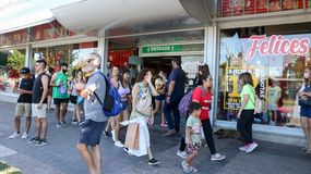 Buscando precios, neuquinos copan el Bajo para las compras navideñas