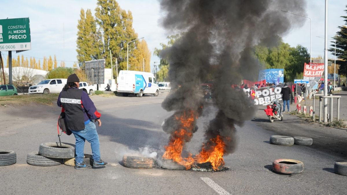 Martes con corte en el puente carretero y protestas en el centro de Neuquén thumbnail