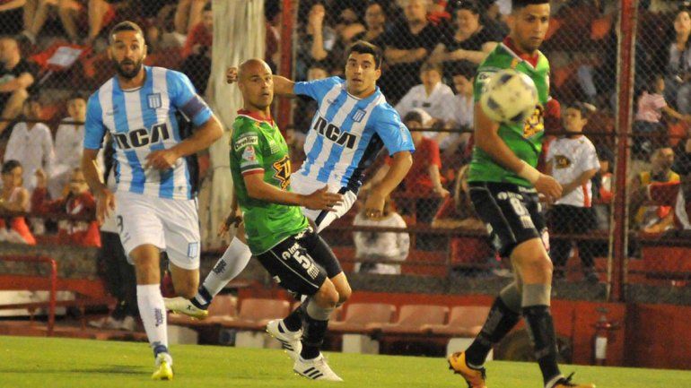 Racing lo ganaba después de una jugada bárbara de Acuña pero el Globo lo igualó sobre el final tras una plancha que el juez ignoró.