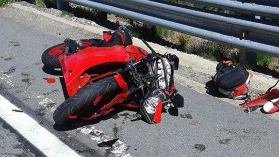 Motociclista herido grave tras chocar contra una camioneta