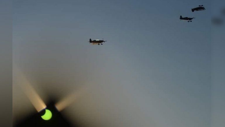 ¡Impresionante!: fotógrafo captó el festival aéreo en medio del eclipse de sol