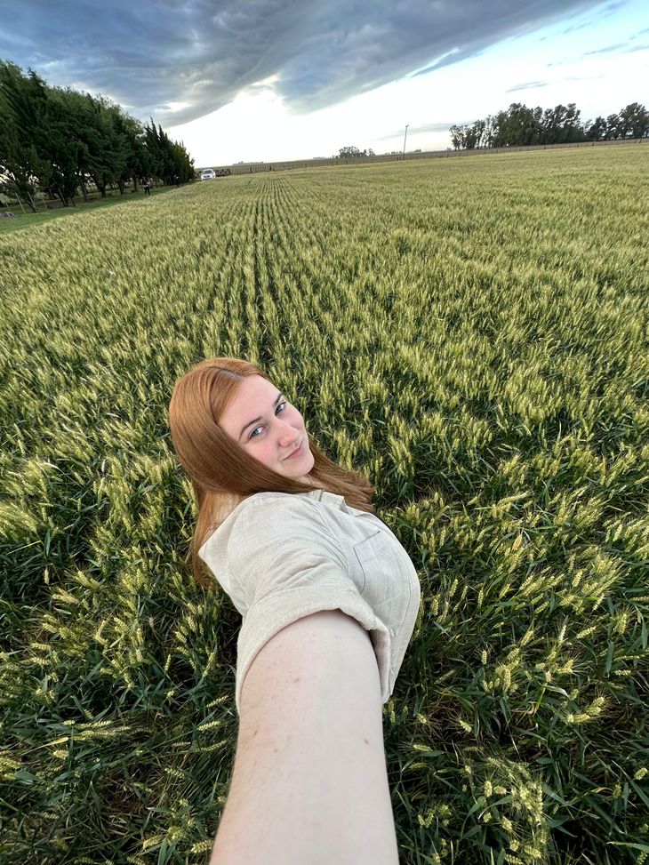 Carola llegó al periodismo preguntándose una razón por la cual levantarse contenta a las 4am. Foto: gentileza. Carola llegó al periodismo preguntándose una razón por la cual levantarse contenta a las 4am. Foto: gentileza.