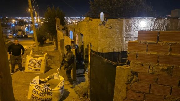 Un procedimiento policial en el Barrio Quirno Costa, de Comodoro Rivadavia, donde la madre de un sospechoso de asesinato vive con miedo.&nbsp;