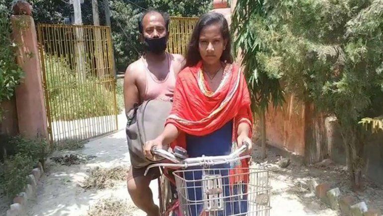 Llevó a su papá en bici a 1200 kilómetros y conmovió al mundo