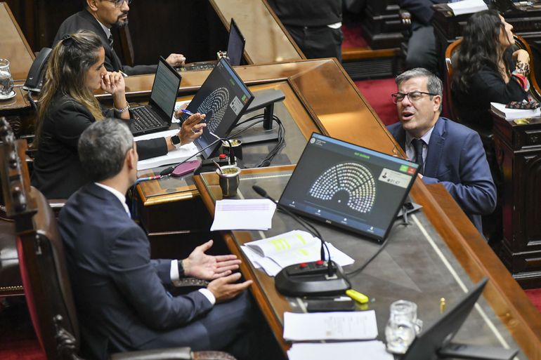 El presidente de la Cámara de Diputados, Martín Menem, habla con el legislador de Unión por la Patria, Germán Martínez, durante el tratamiento parlamentario de la Ley Bases. El presidente de la Cámara de Diputados, Martín Menem, habla con el legislador de Unión por la Patria, Germán Martínez, durante el tratamiento parlamentario de la Ley Bases.