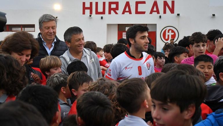 El gobernador de Chubut, Ignacio Torres, visitó el club Huracán de Trelew. El gobernador de Chubut, Ignacio Torres, visitó el club Huracán de Trelew.