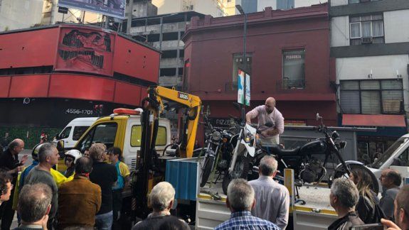 Joven se subió a la grúa que le llevaba la moto y la retuvo