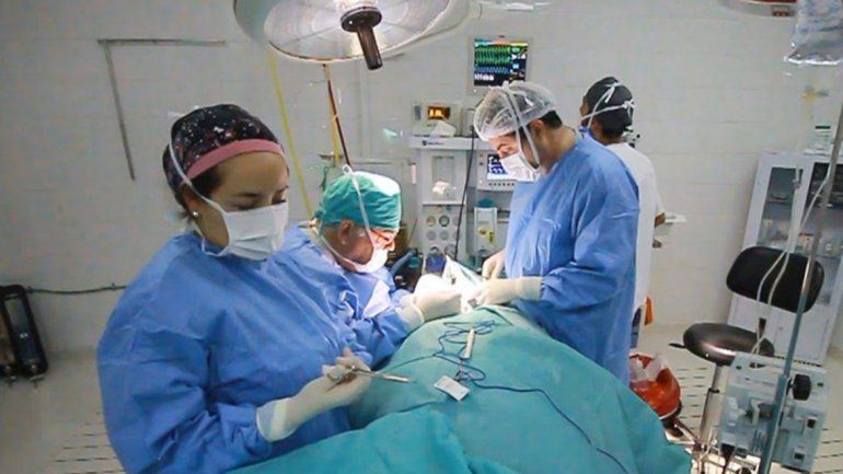 Salvaron la mano de un paciente con una microcirugía