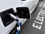 FOTO DE ARCHIVO: Un auto eléctrico está conectado a una toma de corriente para vehículos eléctricos junto a la carretera, Londres. 19 de octubre de 2021. REUTERS/Toby Melville/File Photo/File Photo