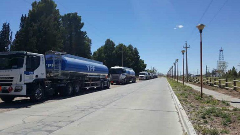 Así pasaban los camiones de YPF por el corte de Arroyito