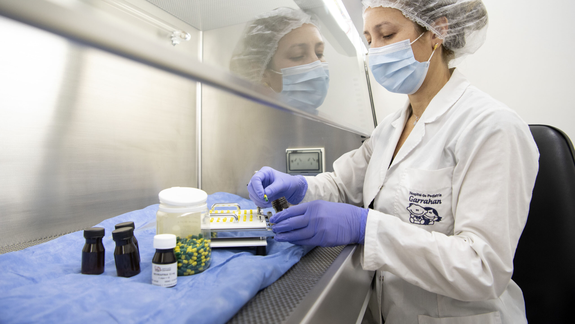 VIH: el Garrahan preparó medicamentos para bebés