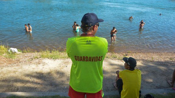 Ni el clima fresco les da respiro a los guardavidas