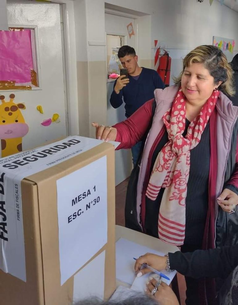 Marisa Antiñir durante la votación este domingo. Sacó 514 votos (Lista Azul) y su contrincante