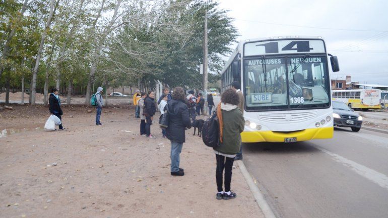 Esperan con miedo. Los vecinos dicen que la parada de colectivo es el lugar más vulnerable.