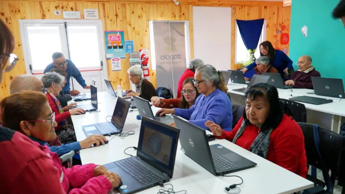 Integrantes del Club de Día “Caleuche” se familiarizan con las nuevas tecnologías.&nbsp;