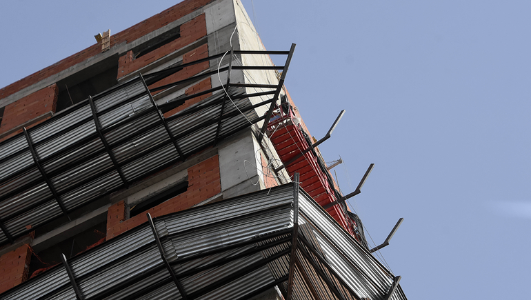 Le cayó un ladrillo desde un edificio en construcción: se salvó de milagro