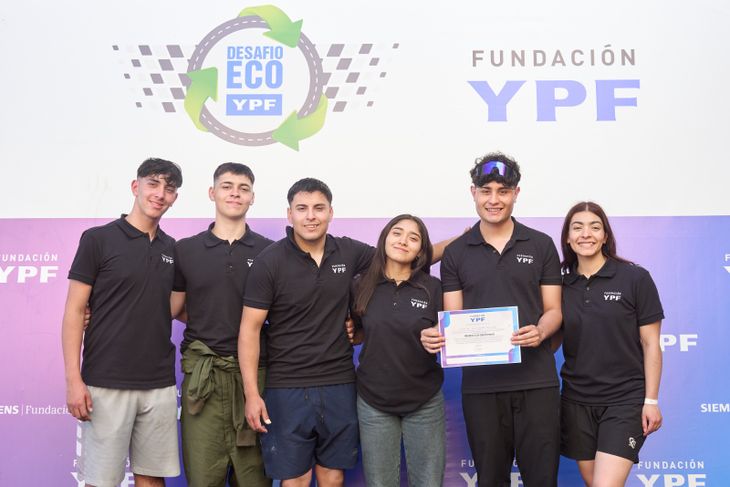 VMOS acompañó al equipo “Volterra” del CET 12, premiado por su innovación en el Desafío ECO YPF y reconocido con equipamiento tecnológico. VMOS acompañó al equipo “Volterra” del CET 12, premiado por su innovación en el Desafío ECO YPF y reconocido con equipamiento tecnológico.