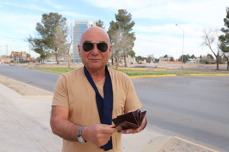 Héctor Antonia Sanz conserva los lentes, corbata y billetera, que usaba cuando se convirtió en uno de los choferes de la histórica compañía. Ingresó el 20 de febrero de 1984 y se despidió el 15 de junio de 1988.