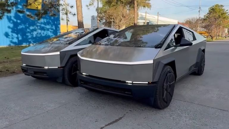 Las dos unidades de Tesla Cybertruck en la zoma franca de La Plata. Foto: @nicovaccab.