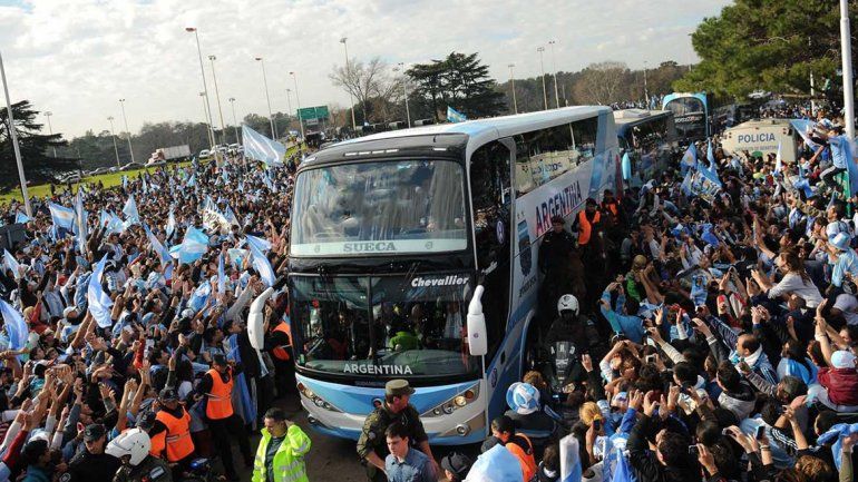 El micro que trasladó al combinado de Sampaoli al aeropuerto de Ezeiza estuvo acompañado por una multitud. Macri saludó a Messi y compañía.