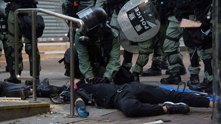 Hong Kong: policía baleó en el pecho a manifestante