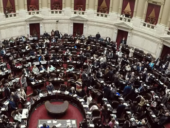 javier milei apunto contra el kirchnerismo tras los incidentes en diputados