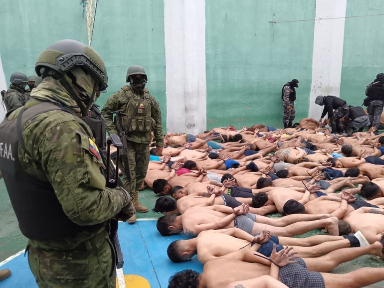 Efectivos del Ejército logran controlar una de las principales cárceles en Ecuador. Efectivos del Ejército logran controlar una de las principales cárceles en Ecuador.